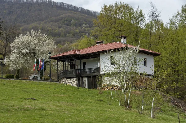 Montanhas balcânicas e Mosteiro Svety Teodor — Fotografia de Stock