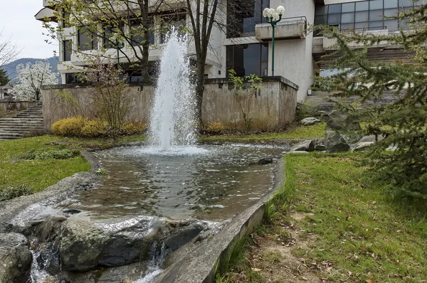 Fountainin como a mola natural na praça central de Pravets — Fotografia de Stock