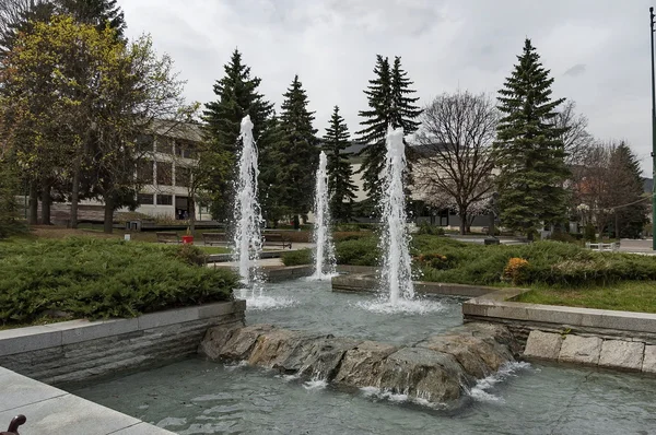 Fuente como primavera natural en la plaza central de Pravets — Foto de Stock