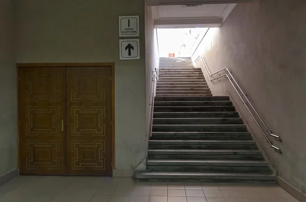 Salida a la plataforma de la estación en la estación de tren Ruse — Foto de Stock