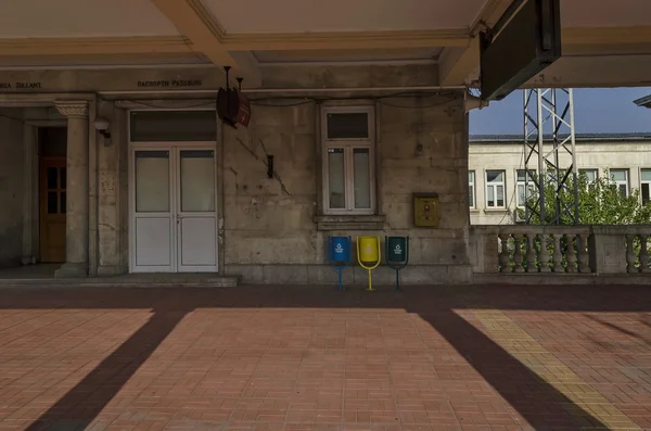 Zollhaus und Passkontrolle auf dem Bahnsteig des Bahnhofs — Stockfoto