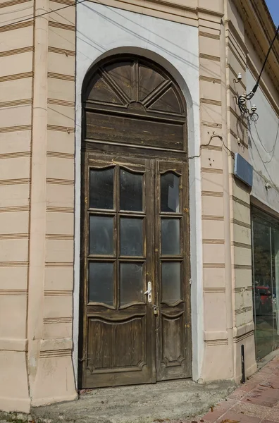 Деревянная входная дверь старинного дома в городе Русе — стоковое фото