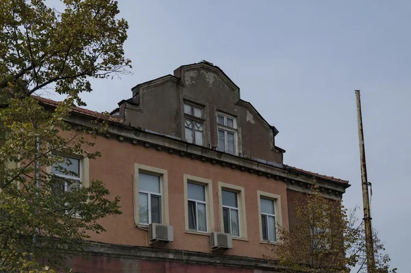 Interessante oude gebouw gevel in Ruse stad — Stockfoto