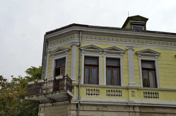 Interessante oude gebouw gevel in Ruse stad — Stockfoto