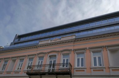 Eski ile Rusçuk şehirdeki yeni ek katlı ofis binası yenilenmiş
