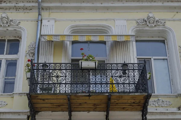 Interesante balcón en el antiguo edificio de la ciudad de Ruse — Foto de Stock