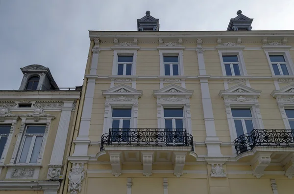 Starożytne odnowiony budynek w mieście Ruse — Zdjęcie stockowe