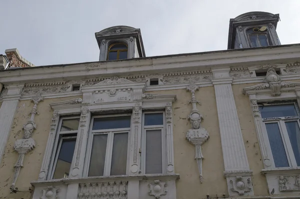 Intéressant vieux bâtiment façade dans la ville de Ruse — Photo