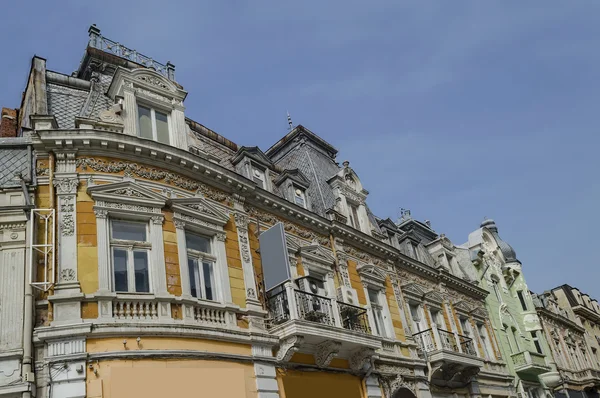 Oude gerenoveerd gebouw met rijke decoratie in Ruse stad — Stockfoto