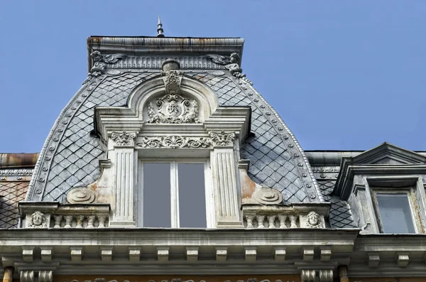 Parte superior da fachada no antigo edifício renovado em Ruse cidade — Fotografia de Stock