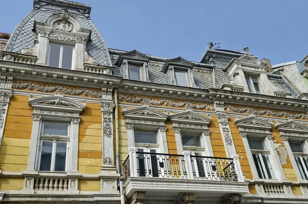 Ancien bâtiment rénové avec une riche décoration dans la ville de Ruse — Photo