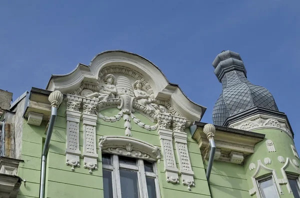 Oude gerenoveerd gebouw met rijke decoratie in Ruse stad — Stockfoto