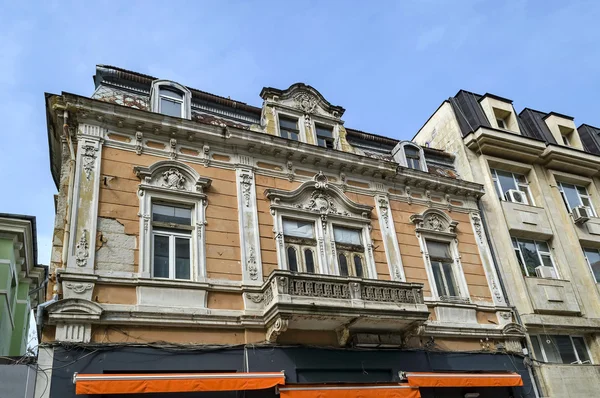 Antiek gebouw met rijke decoratie in Ruse stad — Stockfoto