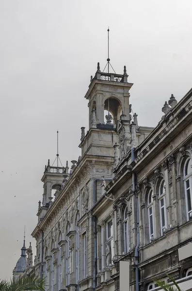 Фрагмент старинного здания с богатым декором в центре города Русе — стоковое фото