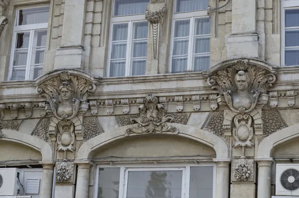 Fragmento perto de edifício antigo com decoração rica e oriel no centro da cidade de Ruse — Fotografia de Stock