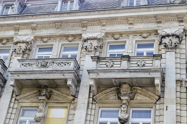 Fragment close up van antiek gebouw met rijke decoratie en oriel in centrum van Ruse stad — Stockfoto