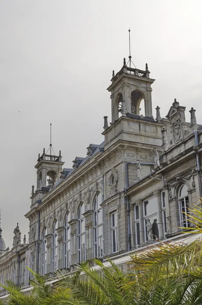 Fragmento de edificio antiguo con rica decoración en el centro de la ciudad de Ruse —  Fotos de Stock