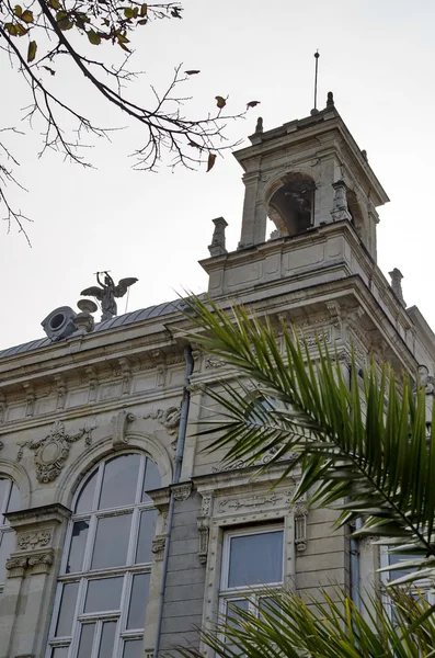 Fragmento de edificio antiguo con rica decoración en el centro de la ciudad de Ruse —  Fotos de Stock