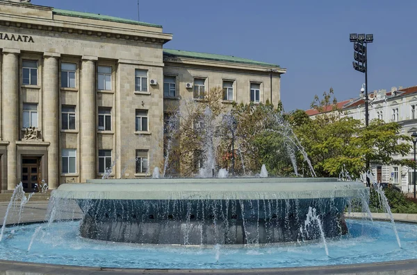 Фонтан в саду в городе Русе — стоковое фото