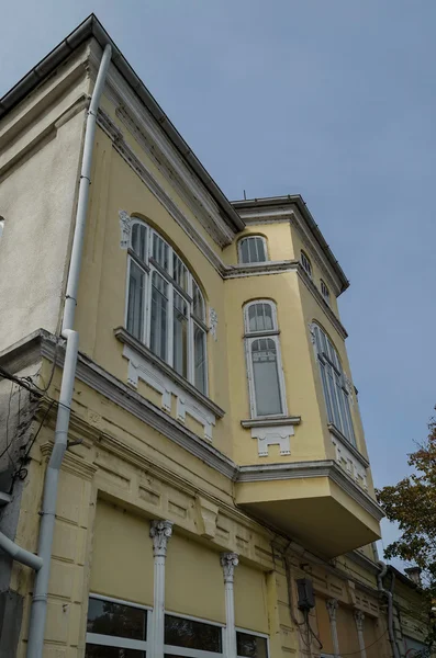 Interesante fachada del antiguo edificio en la ciudad de Ruse — Foto de Stock