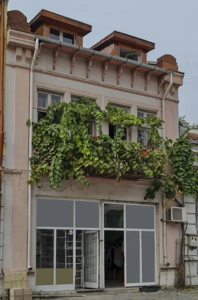 Interesante fachada del antiguo edificio en la ciudad de Ruse — Foto de Stock