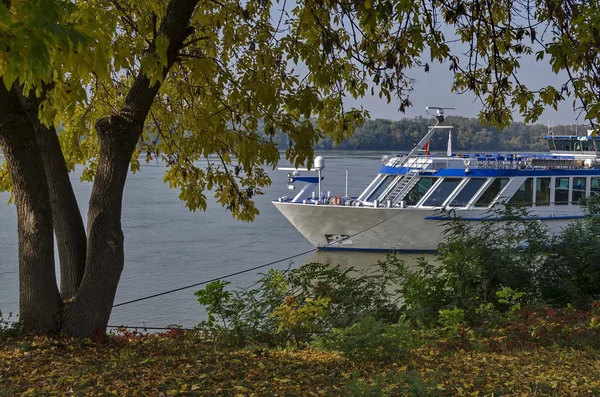 Passenger cruise ship in Ruse port at Danube river — Stock Photo, Image