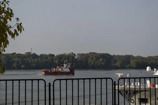 Tugboat pass along the Ruse port at Danube river — Stock Photo, Image