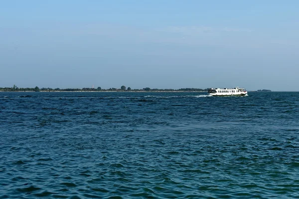 Cruise ship in the Adreatic sea near Venice, Italy — Stock Photo, Image