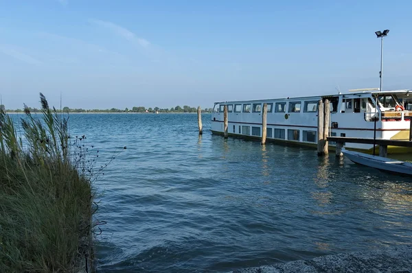 Pontoon and cruise ship anchored in the Venetian lagoon,  Adreatic sea, Italy — Stock Photo, Image