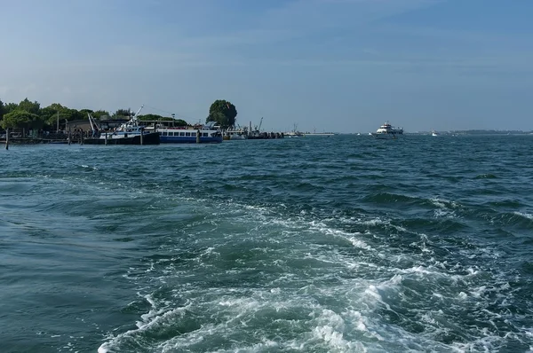 Pontoon and gruise ship anchored in the Venetian lagoon,  Adreatic sea — Stock Photo, Image