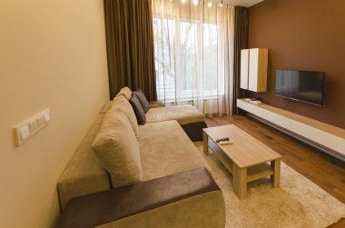 Oturma odasında modern Led aydınlatma ile taze yenilenmiş daire