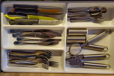 Çeşitli akşam yemeği cihazları ile çekmece