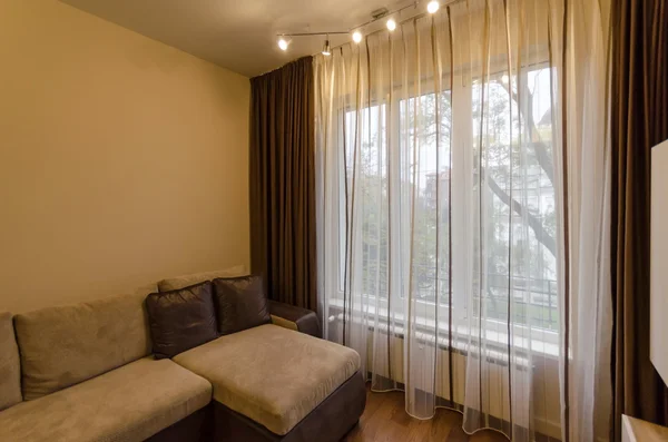 Oturma odasında modern Led aydınlatma ile taze yenilenmiş daire parçası