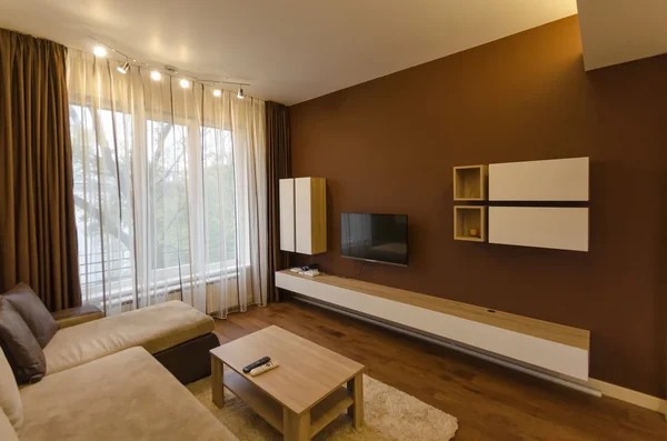 Oturma odasında modern Led aydınlatma ile taze yenilenmiş daire