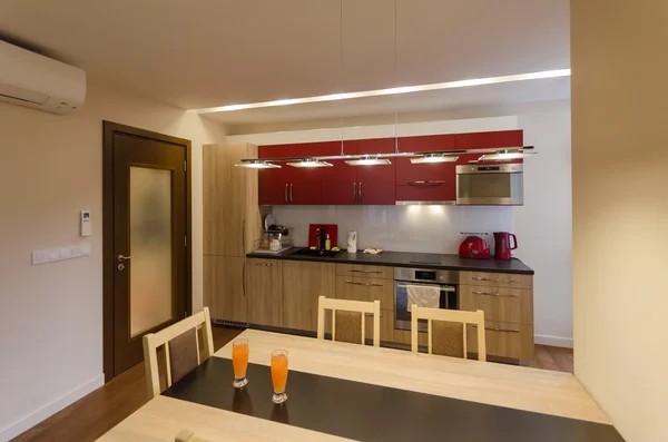 Oturma odası ile mutfak mevcuttur ve yemek-tablo yenilenmiş daire