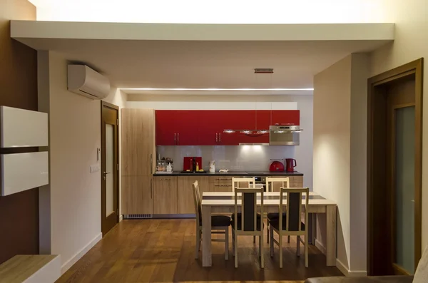 Sala de estar com cozinha e mesa de jantar em apartamento renovado — Fotografia de Stock