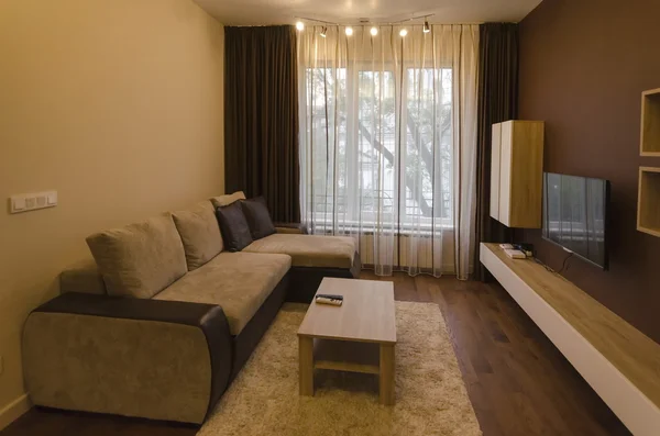 Obývací pokoj v čerstvé zrekonstruovaný byt s moderní Led osvětlení — Stock fotografie