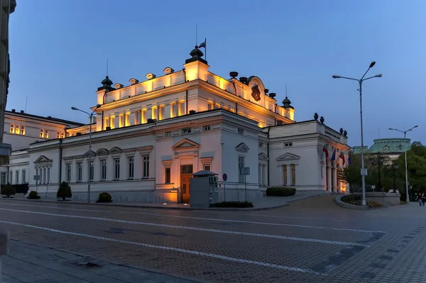 Здание парламента красота освещена в ночи — стоковое фото