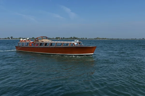 Pista de barcos en el mar Adriático cerca de Venecia — Foto de Stock