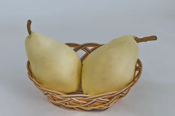 小篮子里的两个全梨水果 — 图库照片