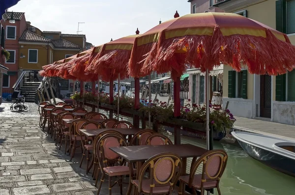 Coloridas casas y canal con interesante bar en la isla de Burano — Foto de Stock