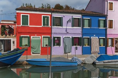 Renkli evleri ve kanal Burano Adası