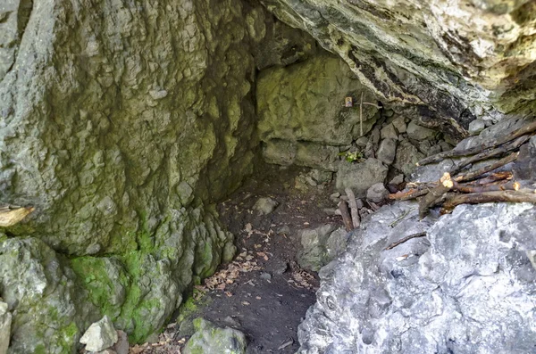 Pequena caverna rocha belo abrigo com ícone cristão e condições de vida — Fotografia de Stock