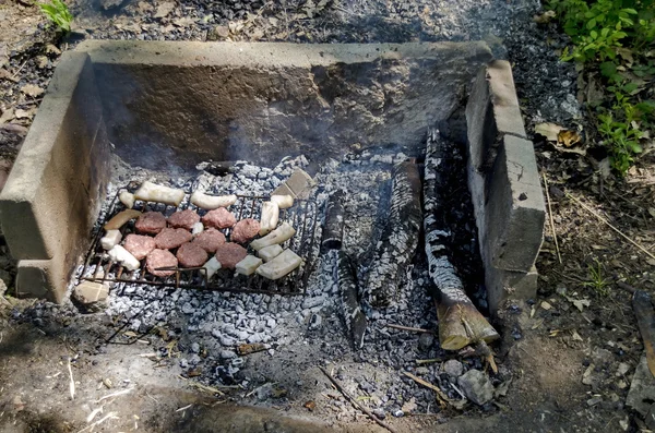 Biffar matlagning över glödande kol — Stockfoto