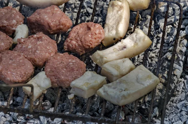 Bifes cozinhando sobre carvão quente — Fotografia de Stock