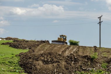 Buldozer gömmek çöp çöp döküm alanında
