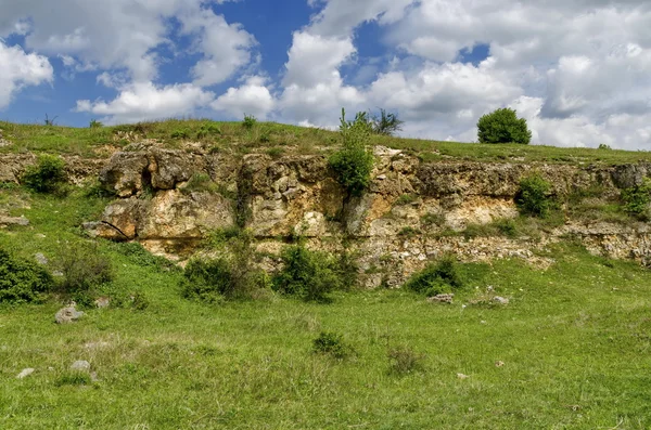 Allgemeiner Blick in Richtung Sedimentgestein im Feld — Stockfoto