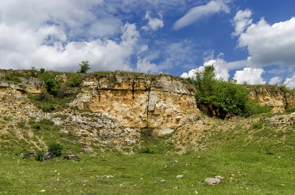 Vue générale vers la roche sédimentaire dans le champ — Photo