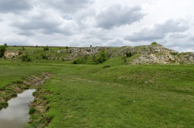 Arka plan gökyüzü, bulutlar, alan ve nehir