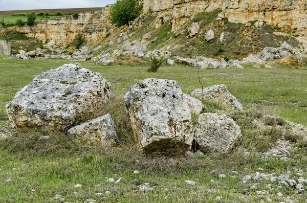 Widok ogólny w kierunku osadowych boulder w polu — Zdjęcie stockowe